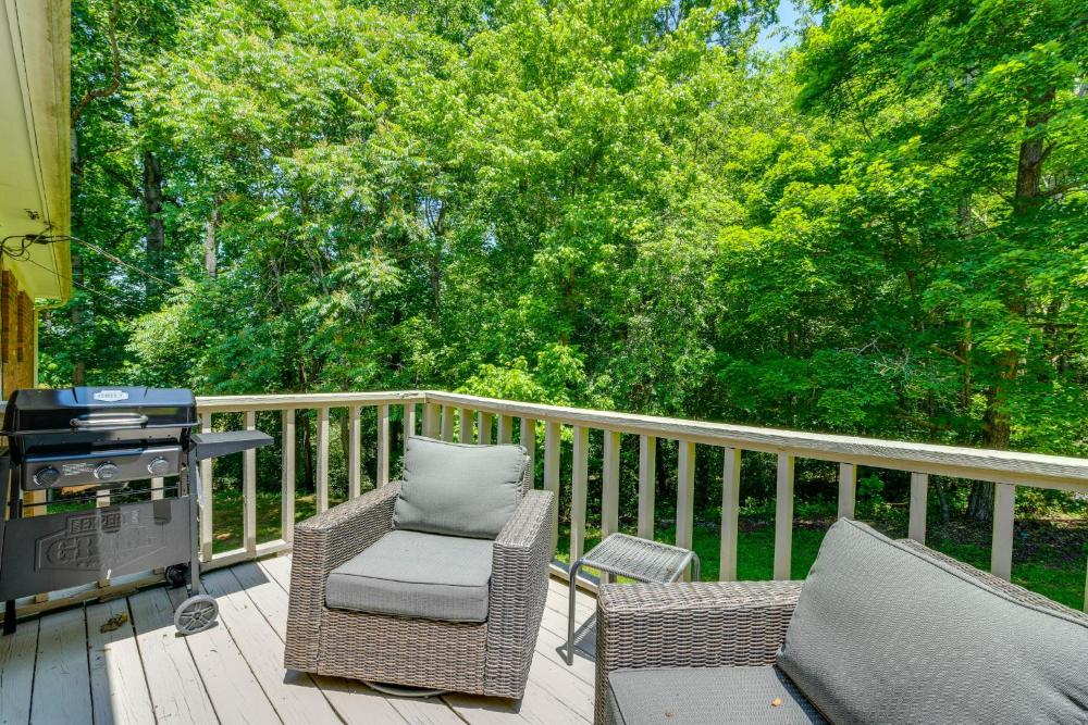Charming Jonesville Home with Grill - Near Wineries!